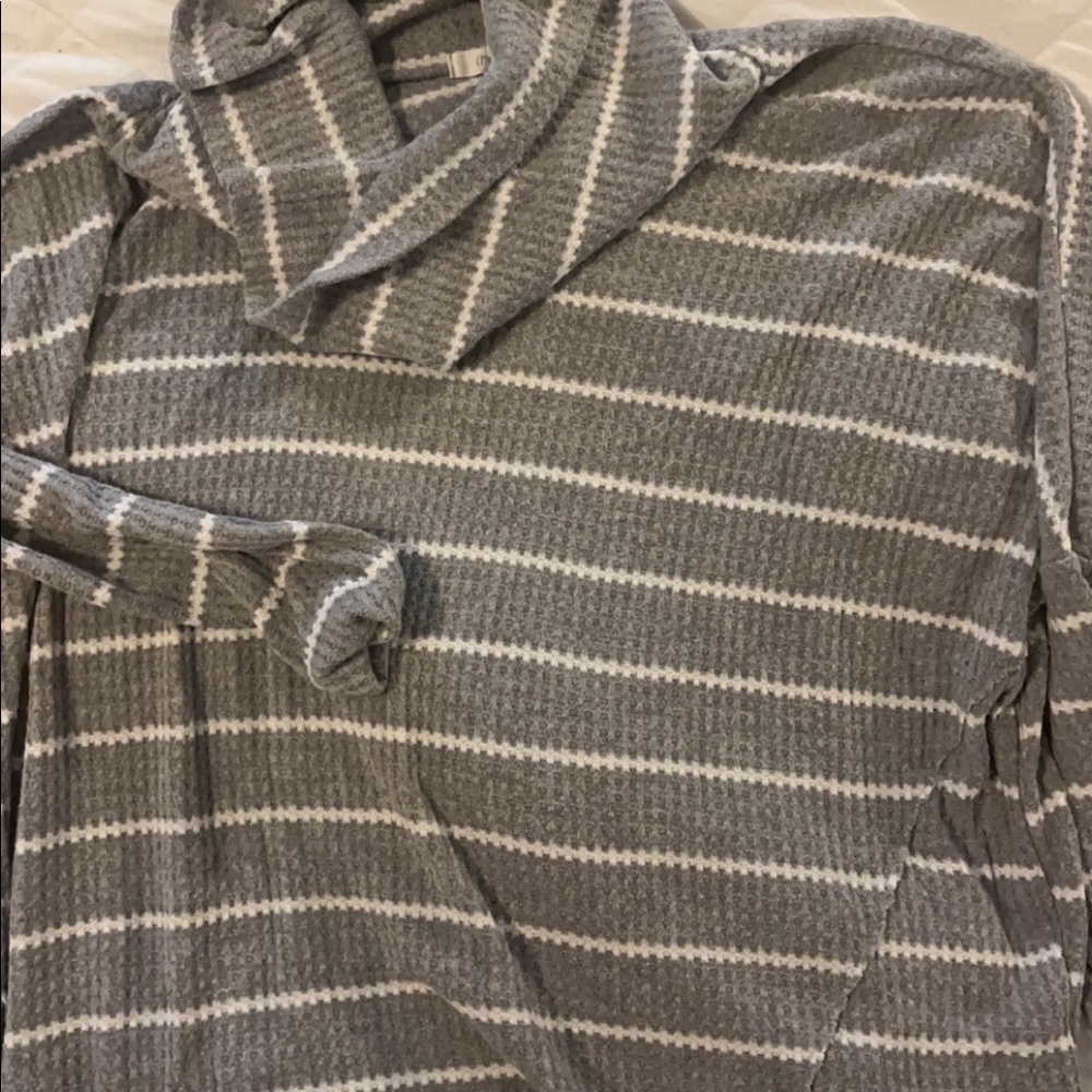Lightweight slouched neck top